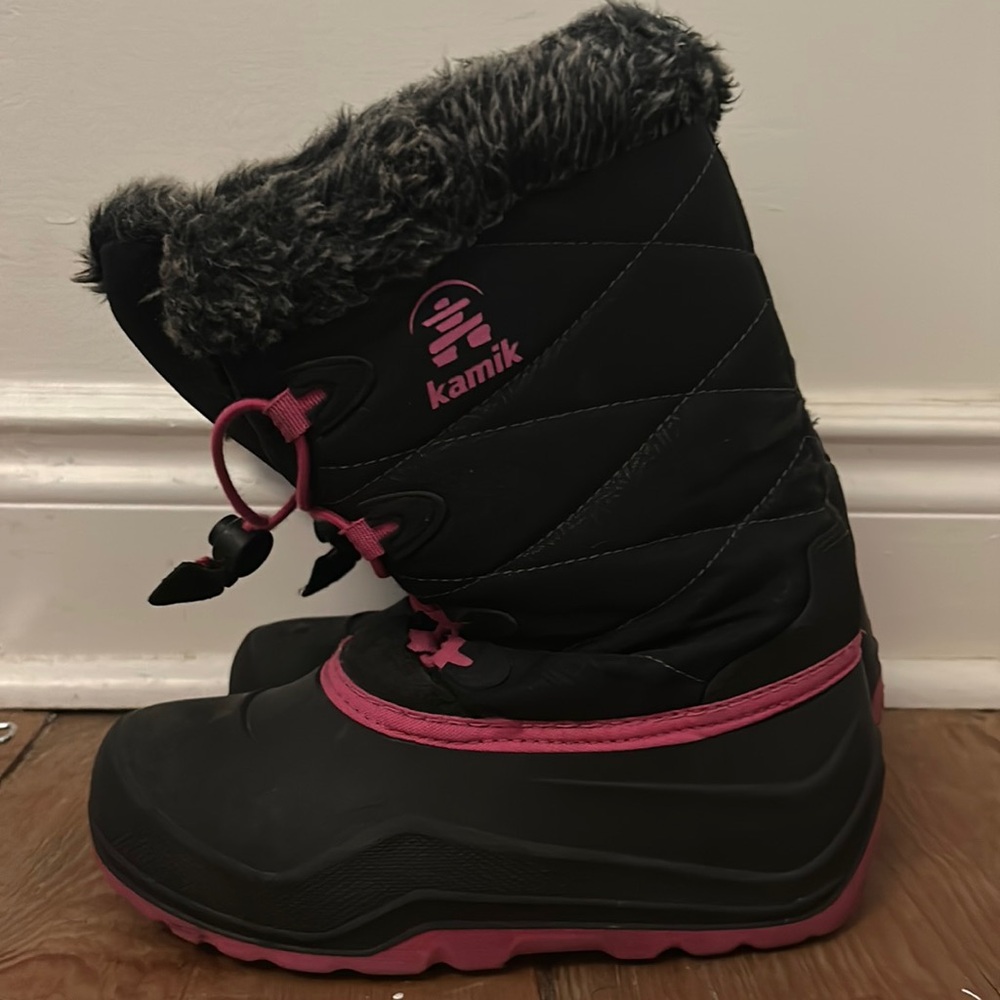Kamik winter boots. Black and pink. Pull to tighten. Soft inside and top.